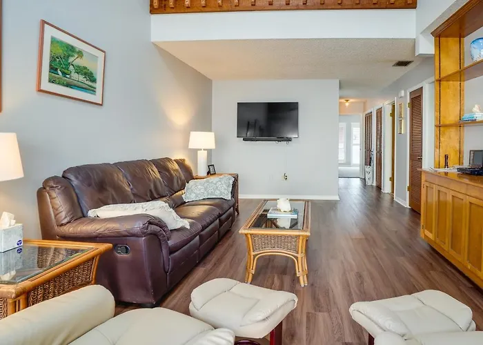 Walk To Restaurants: Downtown Leesburg Townhome!