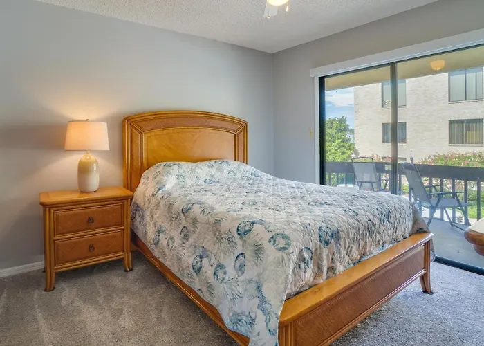 Walk To Restaurants: Downtown Leesburg Townhome!