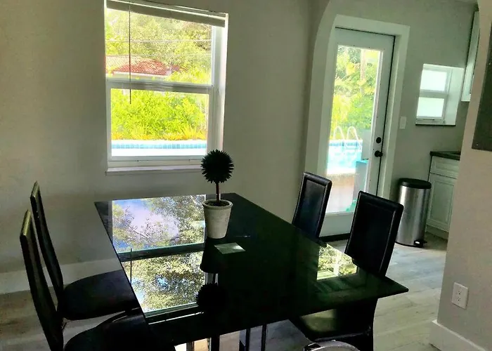 House With Pool, 10 Mins Drive To The Beach!