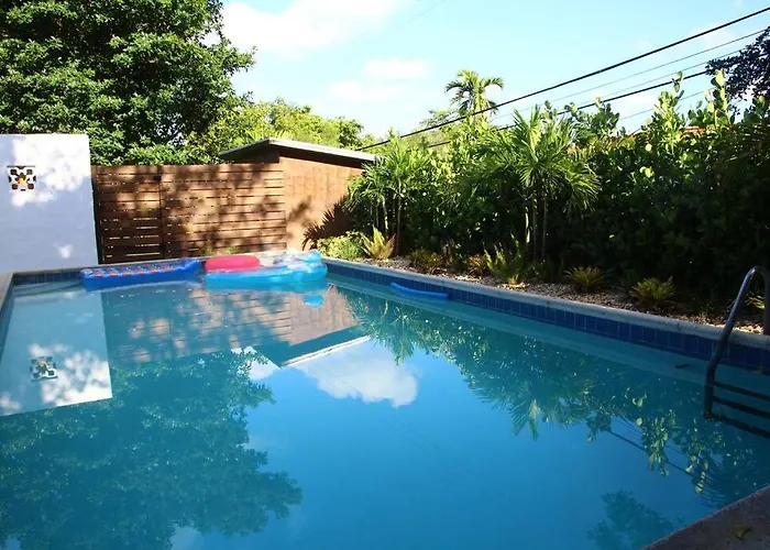 House With Pool, 10 Mins Drive To The Beach!