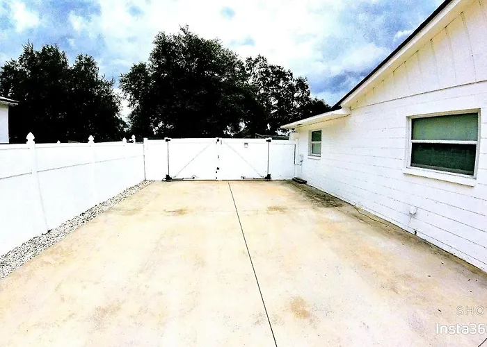 All Modern Studio With Private Entry & Parking.