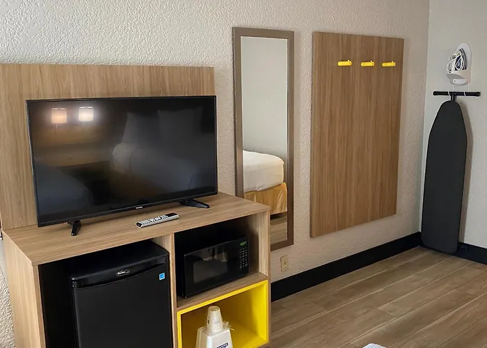 Days Inn & Suites By Wyndham Fort Pierce Midtown
