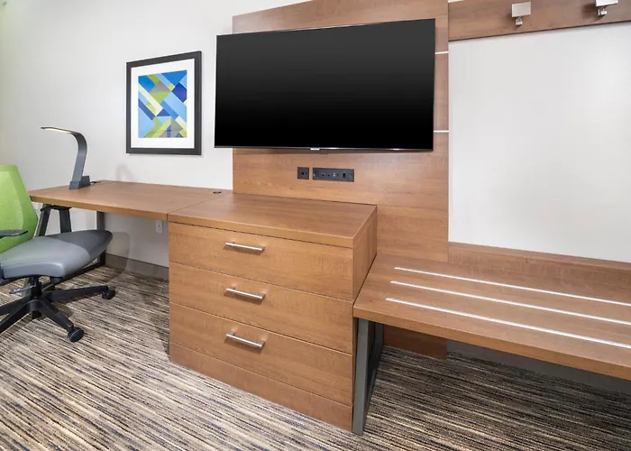 Holiday Inn Express & Suites - Fort Myers Airport By Ihg
