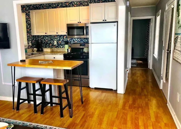 Steps To Beach & Downtown! Cozy Beach Bungalow #1