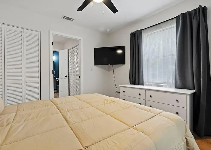 Gainesville-Newly Remodeled Home