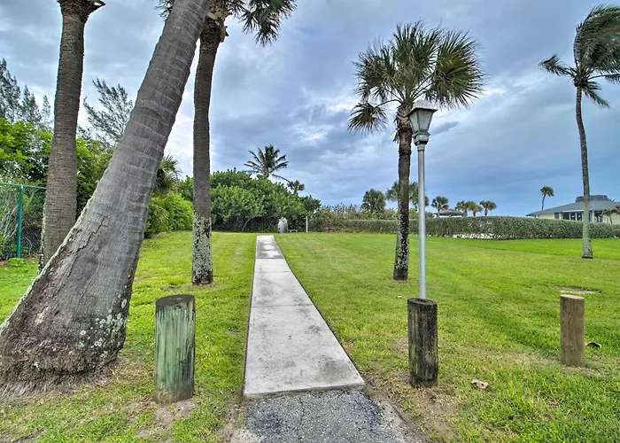 Pool Access, Walk To Beach! Cozy Jensen Beach Home
