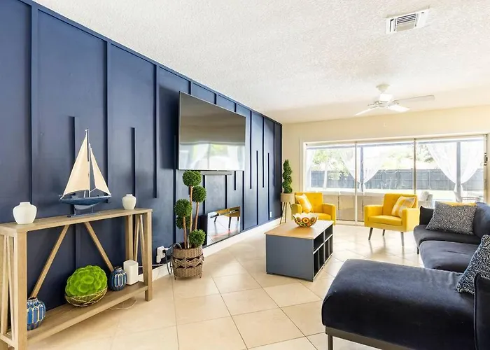 Spacious Poolside Retreat: 4BR Near Airport & Port