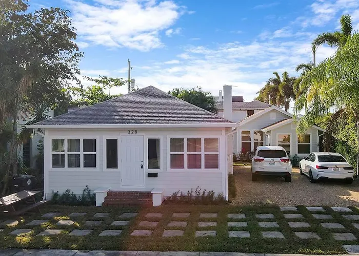 Croton Cottage - Downtown Wpb Guest House