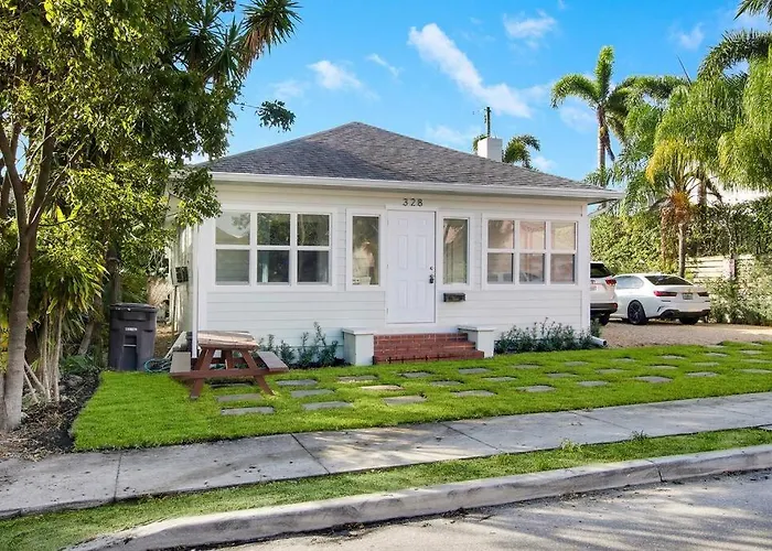 Croton Cottage - Downtown Wpb Guest House