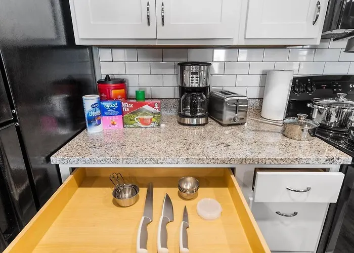 Luxurious 2/2 Condo With Pool, Gym And Laundry
