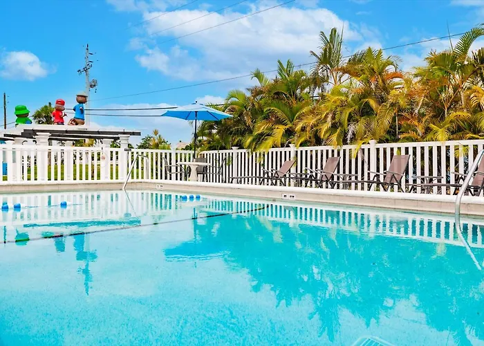 Poolfront Cottage Near Beach With Full Kitchen!