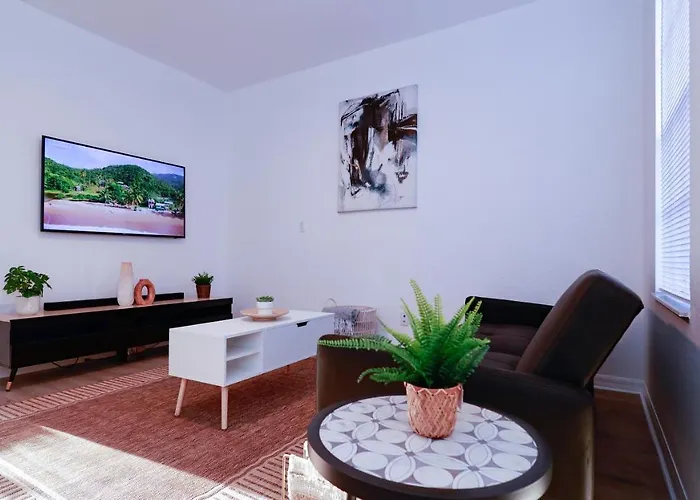 Stunning 2 Bedroom W/ Private Patio In Perfect Location