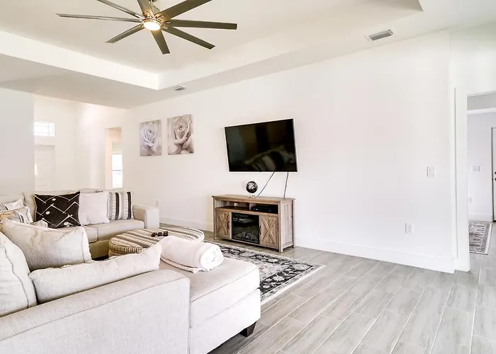 Furnished Lanai & Yard: Comfy Lehigh Acres Getaway