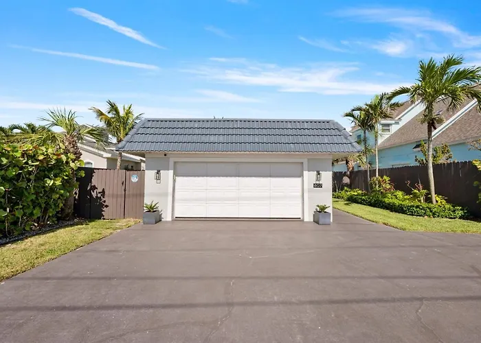 Oceanfront Cocoa Beach Vacation Home Private Beach, Tiki Bar & Family Fun