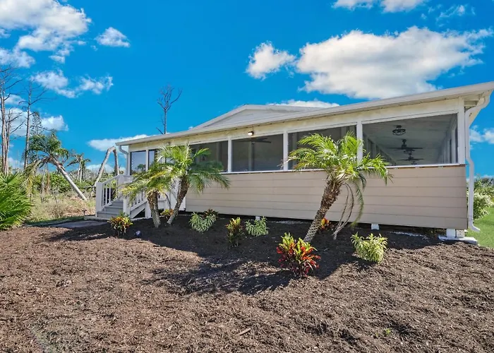 Villa Island Retreat, Country House Overlooking 13 Acres And A Small Lake