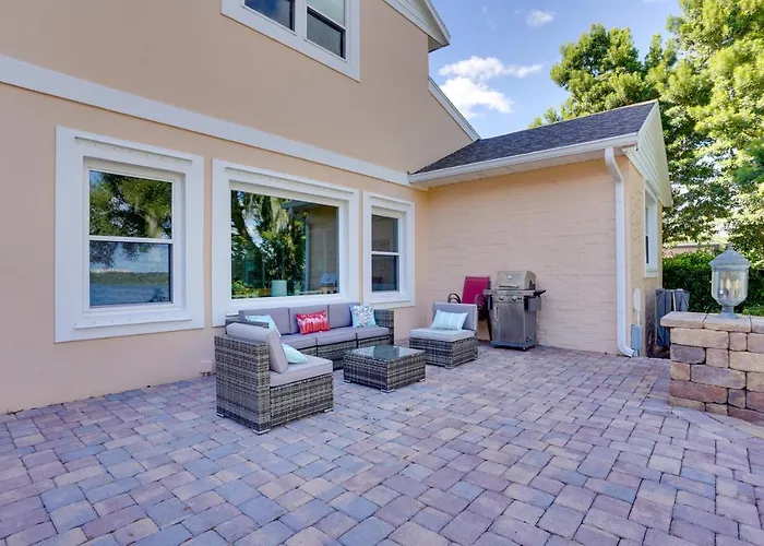 Lakefront Winter Haven Retreat: Hot Tub & Patio!