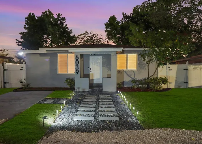 Spacious And Luxurious Home Centrally Located Between Miami And Ft. Lauderdale