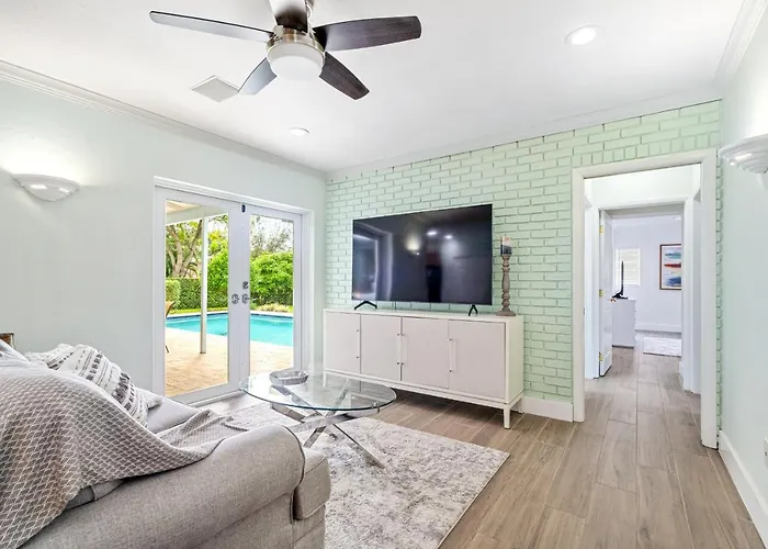 Spacious 4Br/3Ba Pool Home, Stylishly Decorated