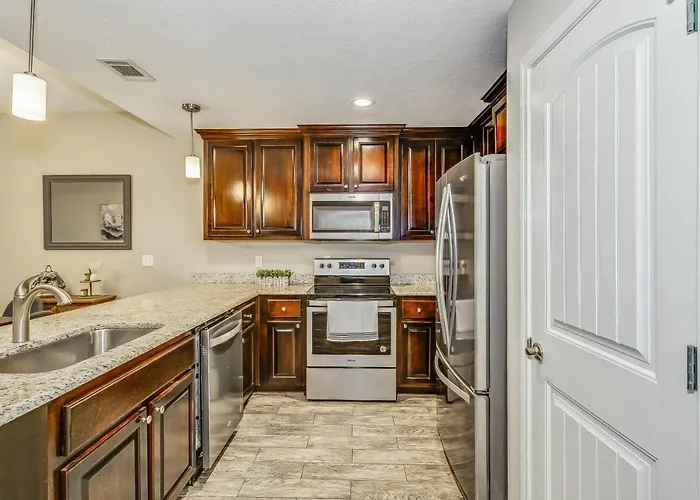 Lovely Townhome In Pensacola - Cozy & Modern Retreat