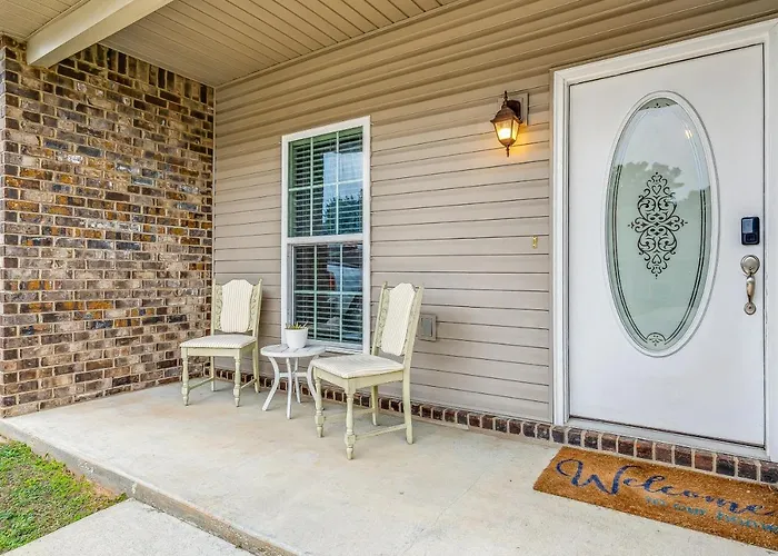 Lovely Townhome In Pensacola - Cozy & Modern Retreat