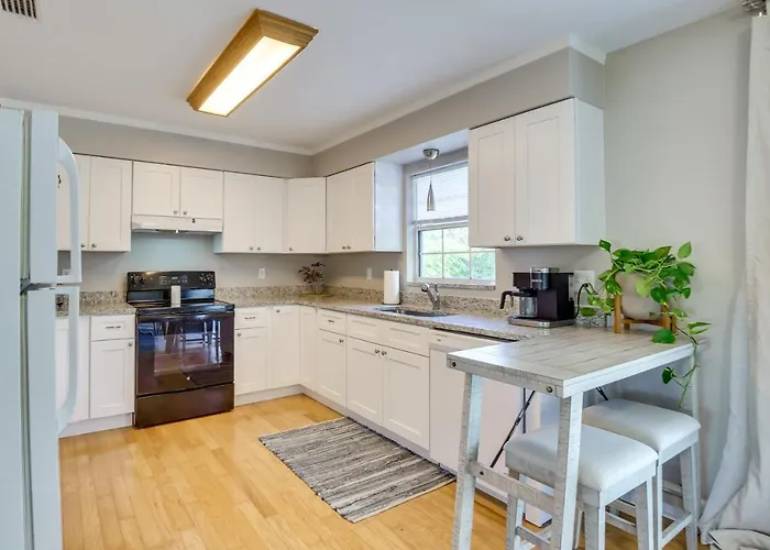 3 Mi To Riverwalk: Pet-Friendly Home W/ Yard!