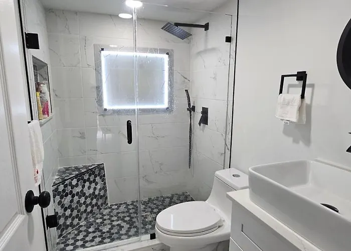 Perfect Location! Queen Room Near Malls, Dining & Stores!