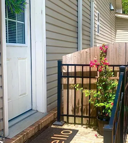 Beautiful Private Suite In Upscale Neighborhood. Down The Road From Nature Park And Restaurants Etc.