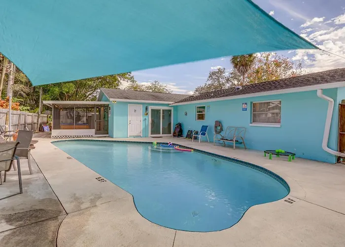 Largo Family Oasis: Private Pool & Hot Tub!