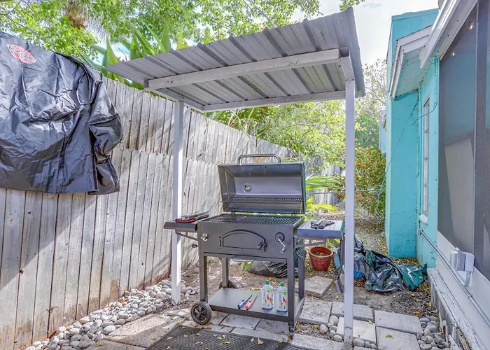 Largo Family Oasis: Private Pool & Hot Tub!