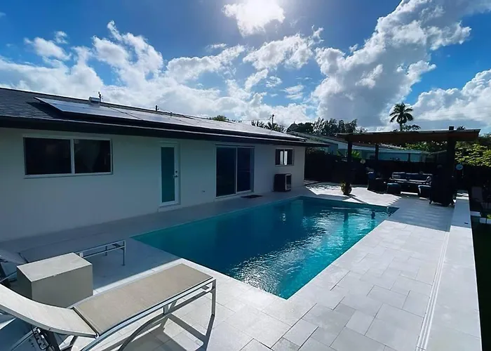 Modern Pool Home On The Lake Near Hardrock Fll Airport