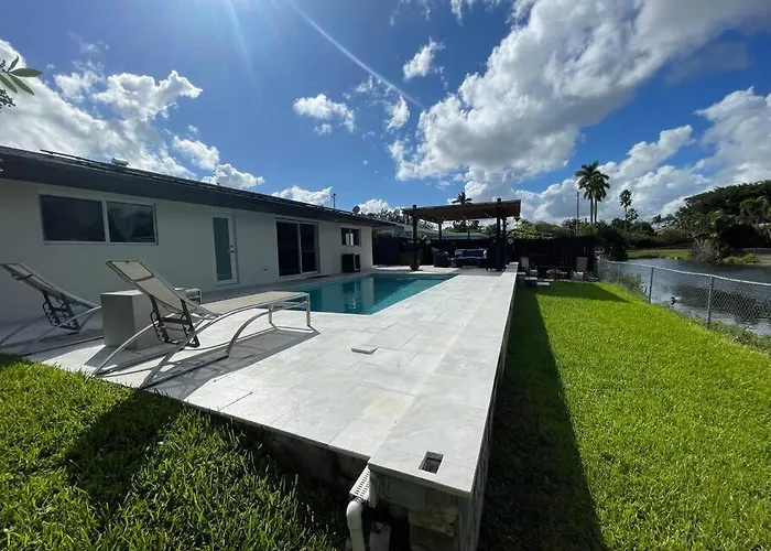 Modern Pool Home On The Lake Near Hardrock Fll Airport