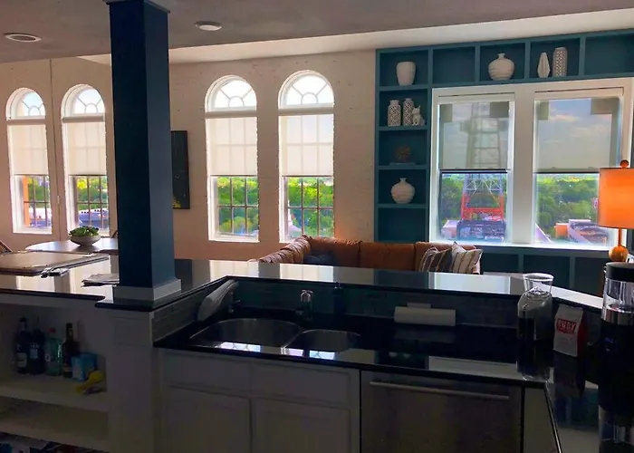 5-Star Luxury Apartment - Atop The Seagle Building