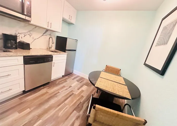 Tampa Bay, Beach Step Away, Wifi, Free Parking,Pools, Jacuzzi