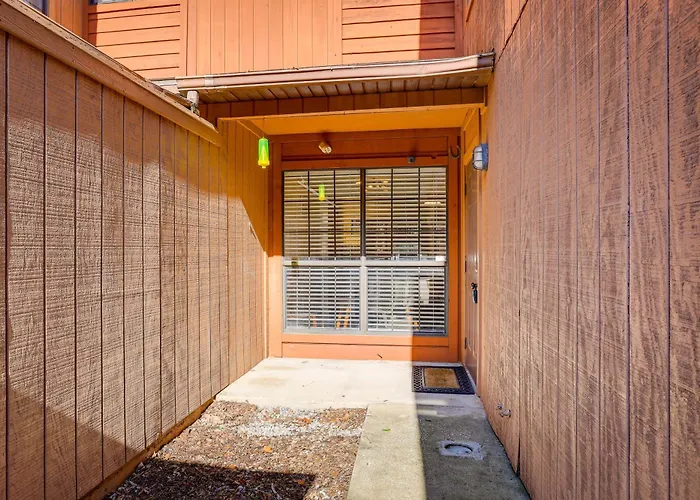 3 Mi To Uf: Townhome W/ Patio In Gainesville!