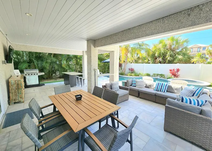 Ocean Star! 7 Bdrms, 7 Baths! Beaches Less Than 5Min Walk To Beach!