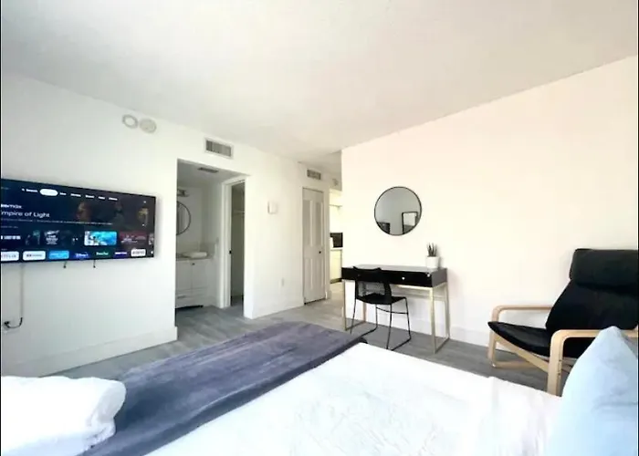 Ecostays Apartment Near Miami Airport - 303