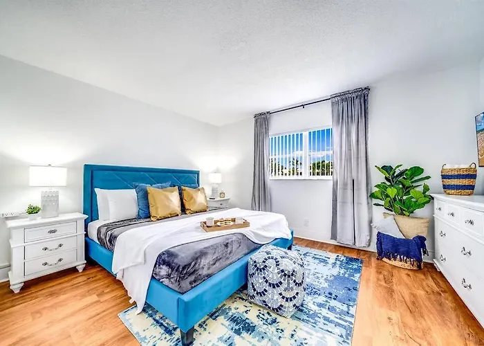 Parking - King Bed - Water Front - Palm Wave Says
