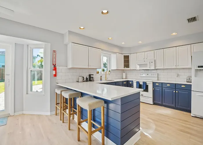 Jacksonville Beach Home - Walk To Beach, Bars & Restaurants - Pet Friendly