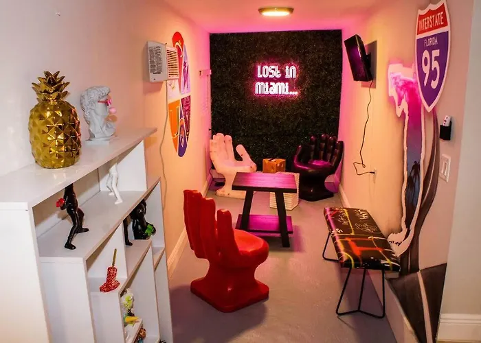 Unique Miami Art Escape W/ Hottub, Arcade & Murals