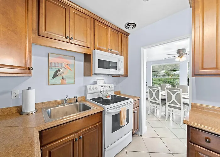 Downtown Cottage - Walk To The Beach & Restaurants
