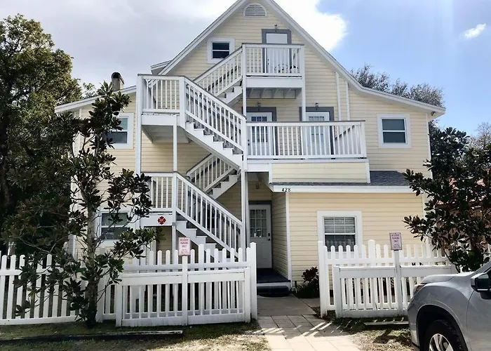 In The Heart Of Downtown Dunedin One Bedroom Apt No Kids, No Pets