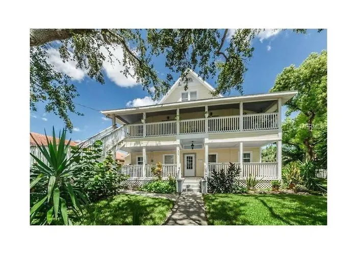 Overlooking Downtown Dunedin Two Bedroom Apartment No Kids, No Pets
