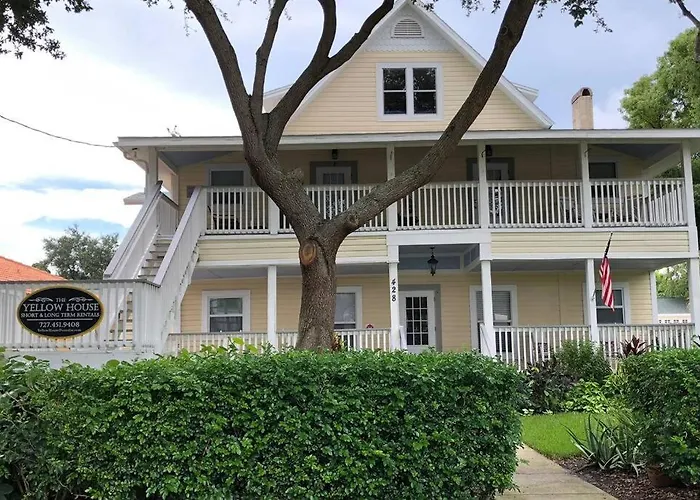 Overlooking Downtown Dunedin Two Bedroom Apartment No Kids, No Pets