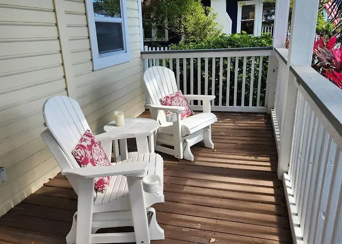 Downtown Dunedin! 2 Bedroom 2 Bath No Kids, No Pets