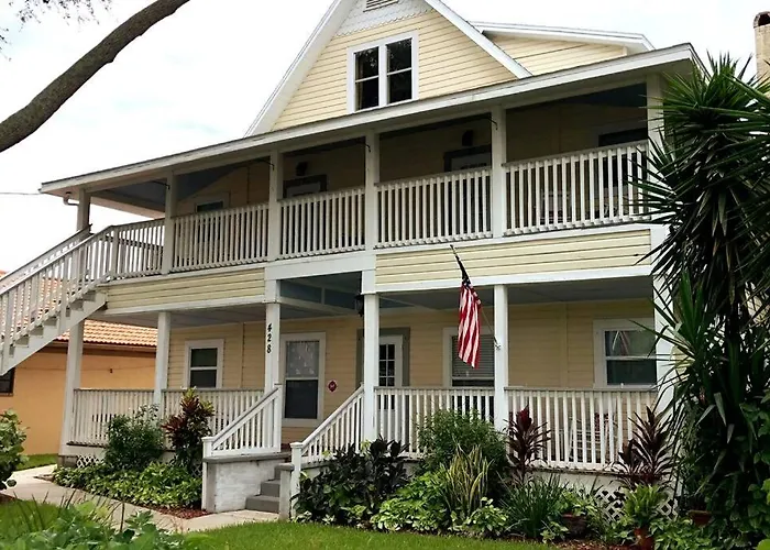 Downtown Dunedin! 2 Bedroom 2 Bath No Kids, No Pets