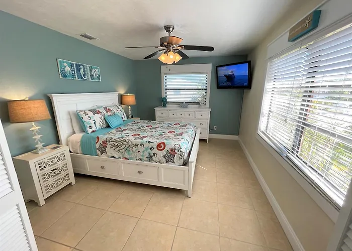 Stylish And Modern 2 Bedroom, 2 Bathroom. The Mermaid Suite.