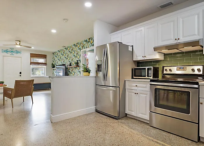 Tropical Escape Near Beach! Tons Of Parking!