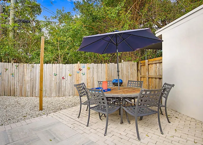 Tropical Escape Near Beach! Tons Of Parking!