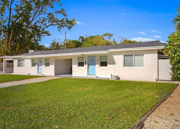 Tropical Escape Near Beach! Tons Of Parking!