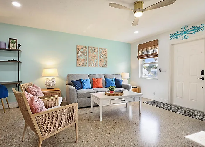 Tropical Escape Near Beach! Tons Of Parking!